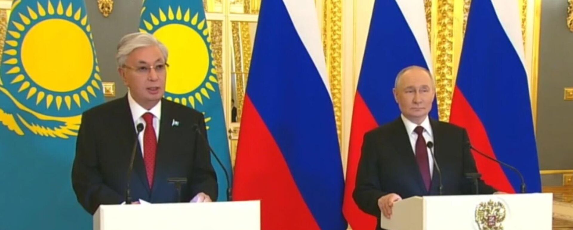 Касым-Жомарт Токаев и Владимир Путин обратились к участникам XXI Форума межрегионального сотрудничества Казахстана и России - Sputnik Казахстан, 1920, 12.11.2025