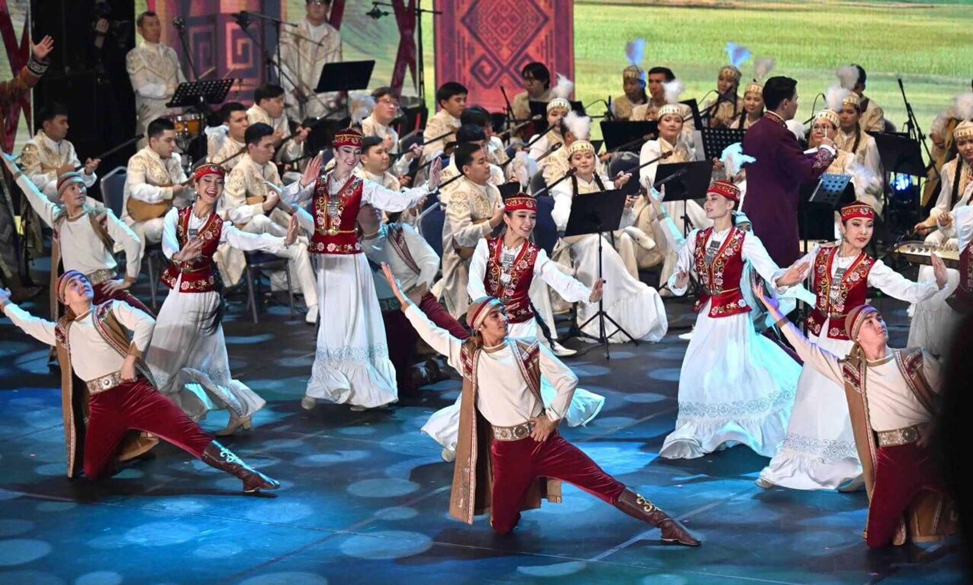 Касым-Жомарт Токаев и Владимир Путин на гала-концерте Дней культуры Казахстана в России Касым-Жомарт Токаев и Владимир Путин на гала-концерте Дней культуры Казахстана в России - Sputnik Казахстан, 1920, 12.11.2025