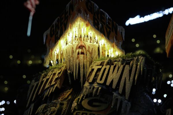 Болельщик "Грин-Бэй Пэкерс" Джефф Калоу наблюдает за матчем НФЛ, США. - Sputnik Казахстан