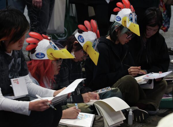 Студенты художественного вуза проводят день, рисуя  животных, Канада. - Sputnik Казахстан