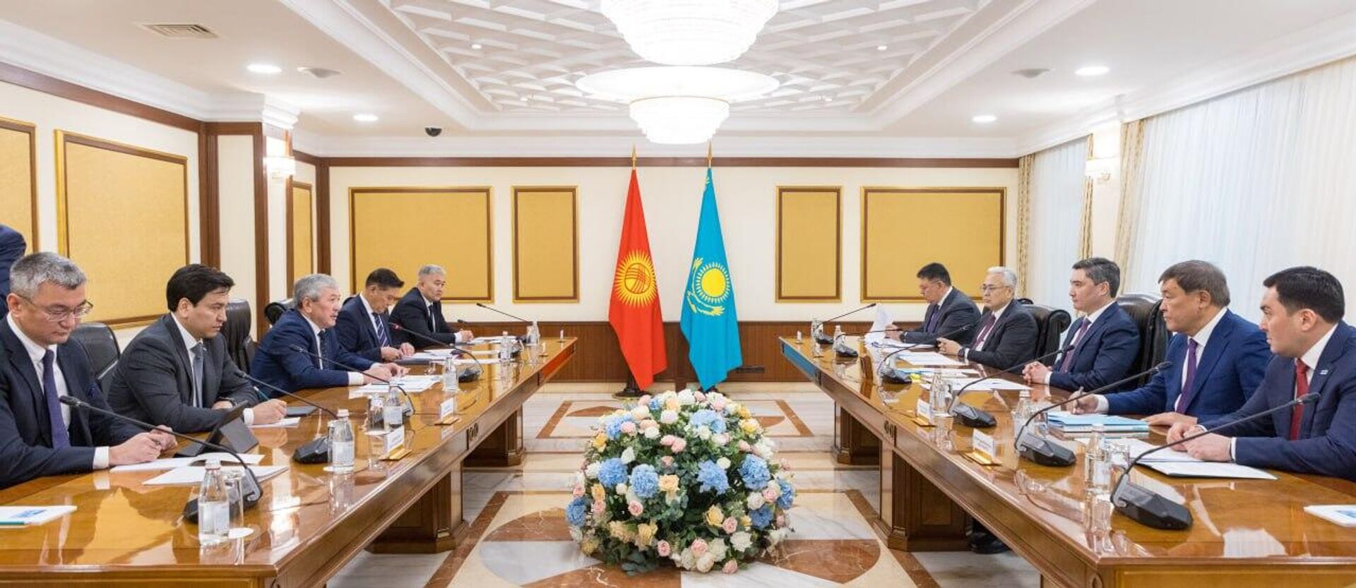 Премьеры Казахстана Олжас Бектенов и Кыргызстана Адылбек Касымалиев провели 13 заседание Межправсовета в Астане - Sputnik Казахстан, 1920, 13.11.2025