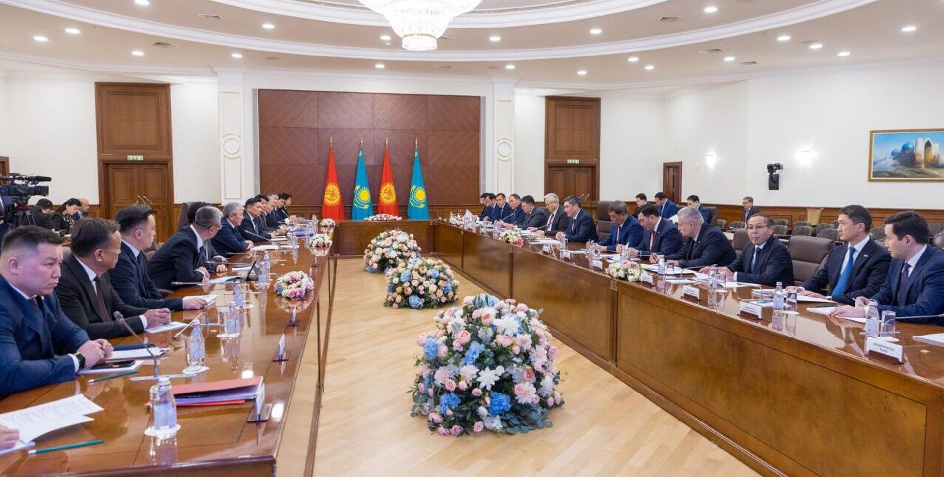 Премьеры Казахстана Олжас Бектенов и Кыргызстана Адылбек Касымалиев провели 13 заседание Межправсовета в Астане - Sputnik Казахстан, 1920, 13.11.2025