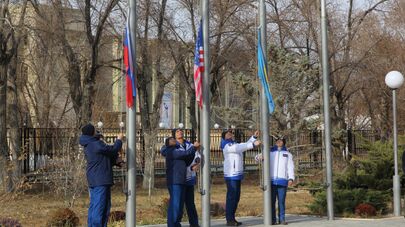 Экипажи корабля "Союз МС-28" подняли флаги стран-участниц экспедиции