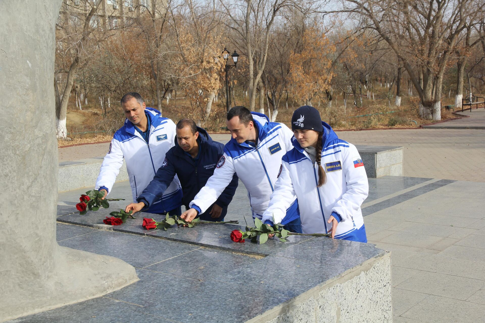 Экипажи корабля Союз МС-28 подняли флаги стран-участниц экспедиции Экипажи корабля Союз МС-28 подняли флаги стран-участниц экспедиции - Sputnik Казахстан, 1920, 14.11.2025