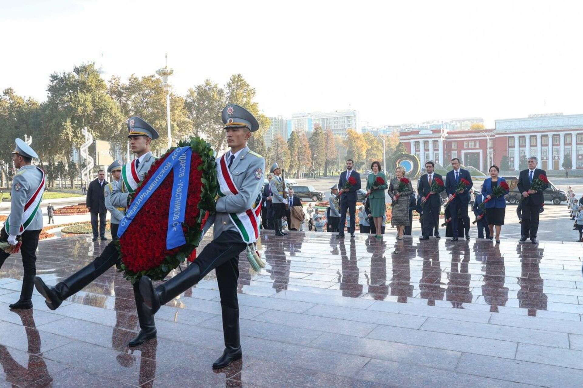 Парламентарии стран СНГ возложили цветы к к подножию памятника Исмоилу Сомони в Душанбе Парламентарии стран СНГ возложили цветы к к подножию памятника Исмоилу Сомони в Душанбе - Sputnik Казахстан, 1920, 14.11.2025