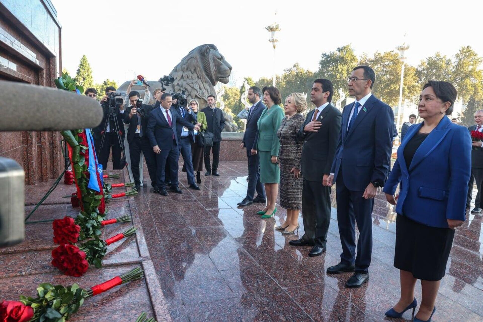 Парламентарии стран СНГ возложили цветы к к подножию памятника Исмоилу Сомони в Душанбе Парламентарии стран СНГ возложили цветы к к подножию памятника Исмоилу Сомони в Душанбе - Sputnik Казахстан, 1920, 14.11.2025