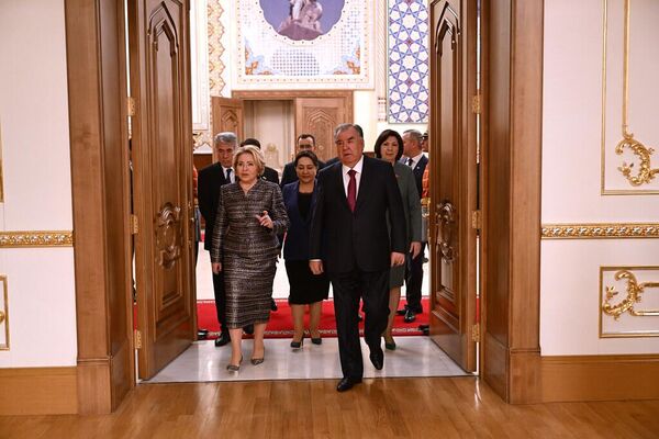 Президент Таджикистана Эмомали Рахмон принял парламентариев стран СНГ Президент Таджикистана Эмомали Рахмон принял парламентариев стран СНГ - Sputnik Казахстан