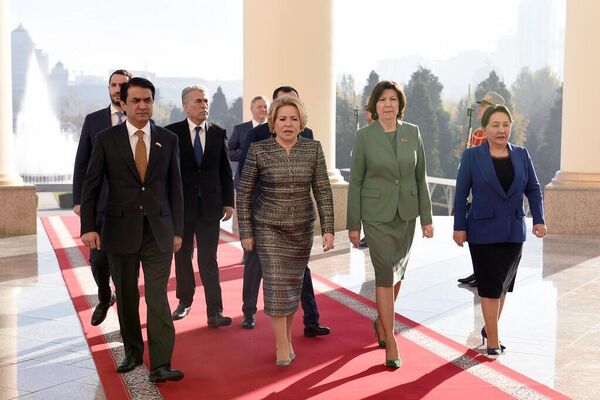 Президент Таджикистана Эмомали Рахмон принял парламентариев стран СНГ Президент Таджикистана Эмомали Рахмон принял парламентариев стран СНГ - Sputnik Казахстан