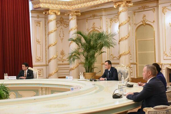 Президент Таджикистана Эмомали Рахмон принял парламентариев стран СНГ Президент Таджикистана Эмомали Рахмон принял парламентариев стран СНГ - Sputnik Казахстан