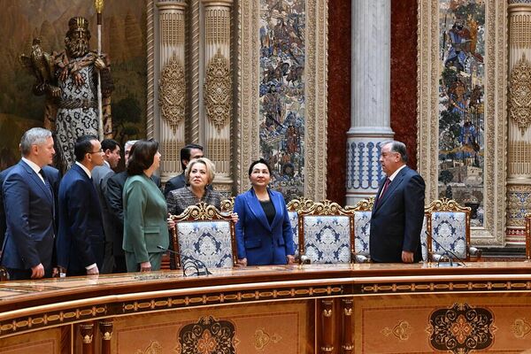 Президент Таджикистана Эмомали Рахмон принял парламентариев стран СНГ Президент Таджикистана Эмомали Рахмон принял парламентариев стран СНГ - Sputnik Казахстан