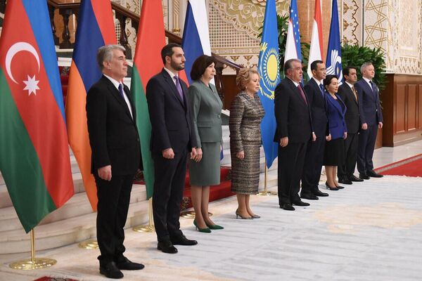 Президент Таджикистана Эмомали Рахмон принял парламентариев стран СНГ Президент Таджикистана Эмомали Рахмон принял парламентариев стран СНГ - Sputnik Казахстан