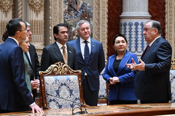 Президент Таджикистана Эмомали Рахмон принял парламентариев стран СНГ Президент Таджикистана Эмомали Рахмон принял парламентариев стран СНГ - Sputnik Казахстан