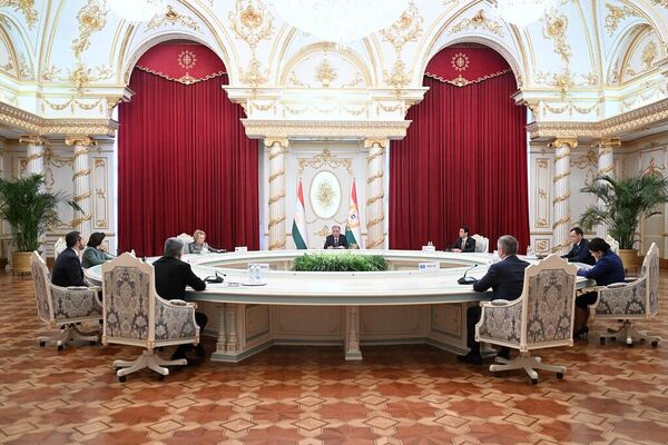 Президент Таджикистана Эмомали Рахмон принял парламентариев стран СНГ Президент Таджикистана Эмомали Рахмон принял парламентариев стран СНГ - Sputnik Казахстан