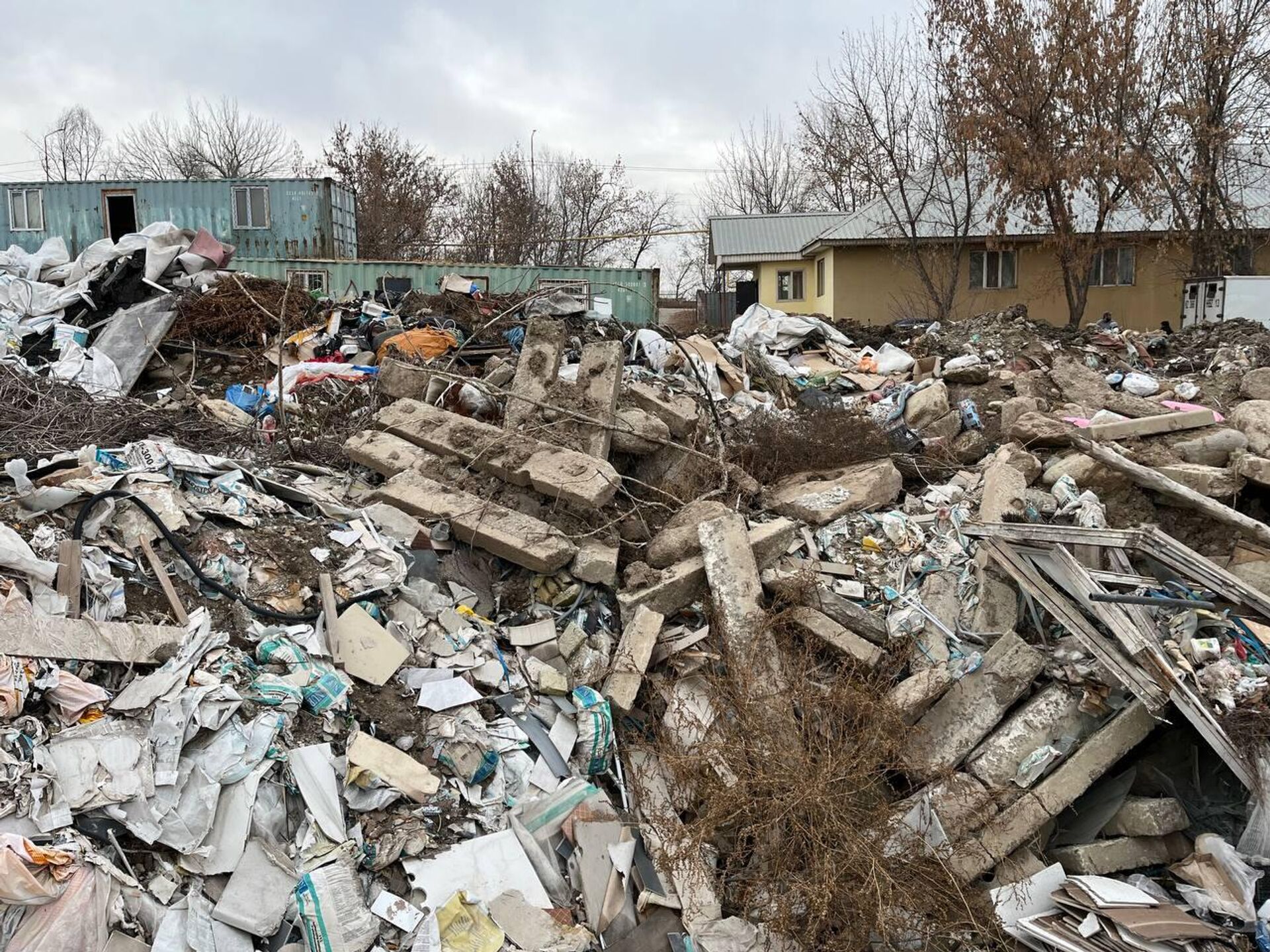 Алматы облысында жол жасаушылар ауылды қоқыс полигонына айналдырған  - Sputnik Қазақстан, 1920, 14.11.2025