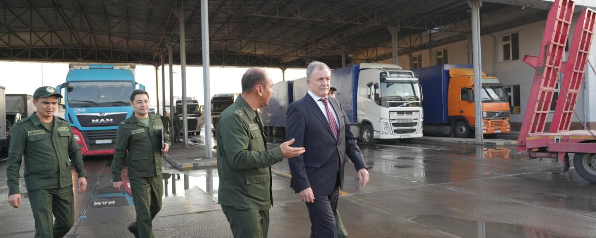 Руслан Давыдов Яллама және Б. Қонысбаев өткізу пункттерінде болды - Sputnik Қазақстан, 1920, 17.11.2025