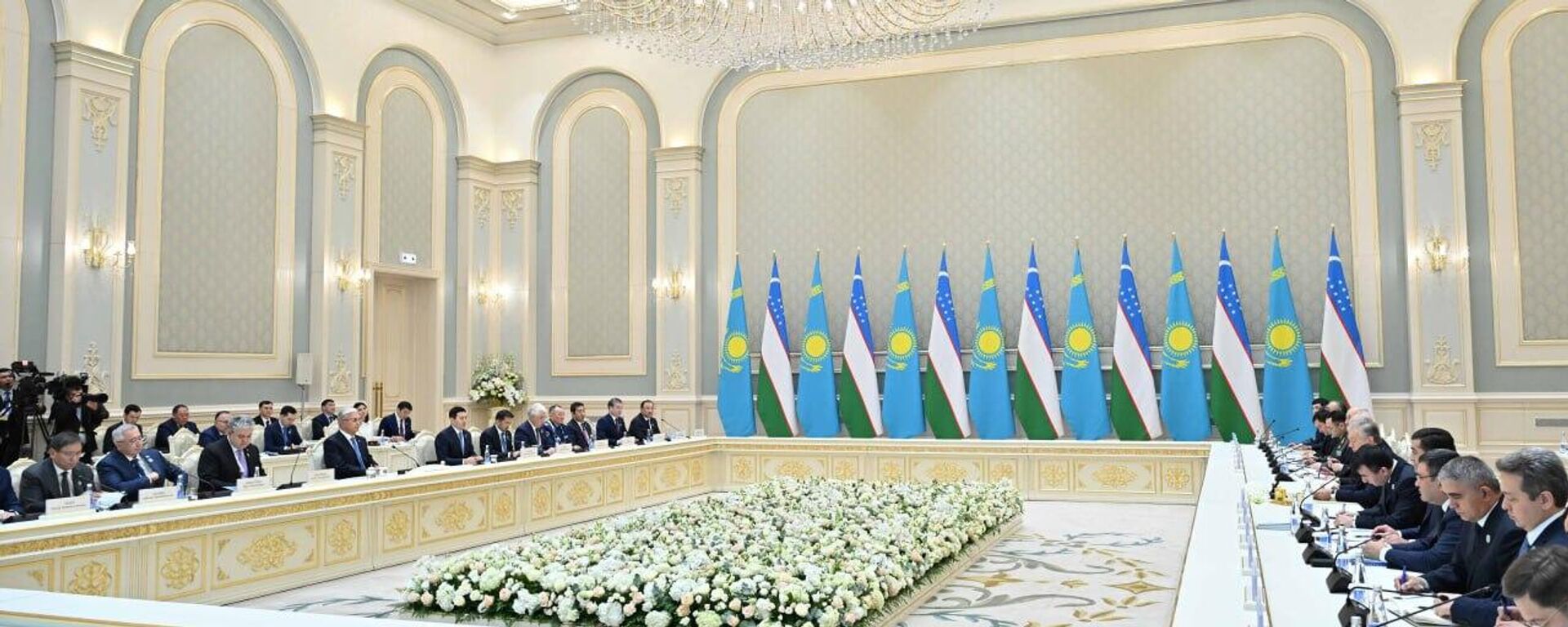 Қазақстан мен Өзбекстан президенттері Жоғары мемлекетаралық кеңестің екінші отырысына қатысты - Sputnik Қазақстан, 1920, 15.11.2025