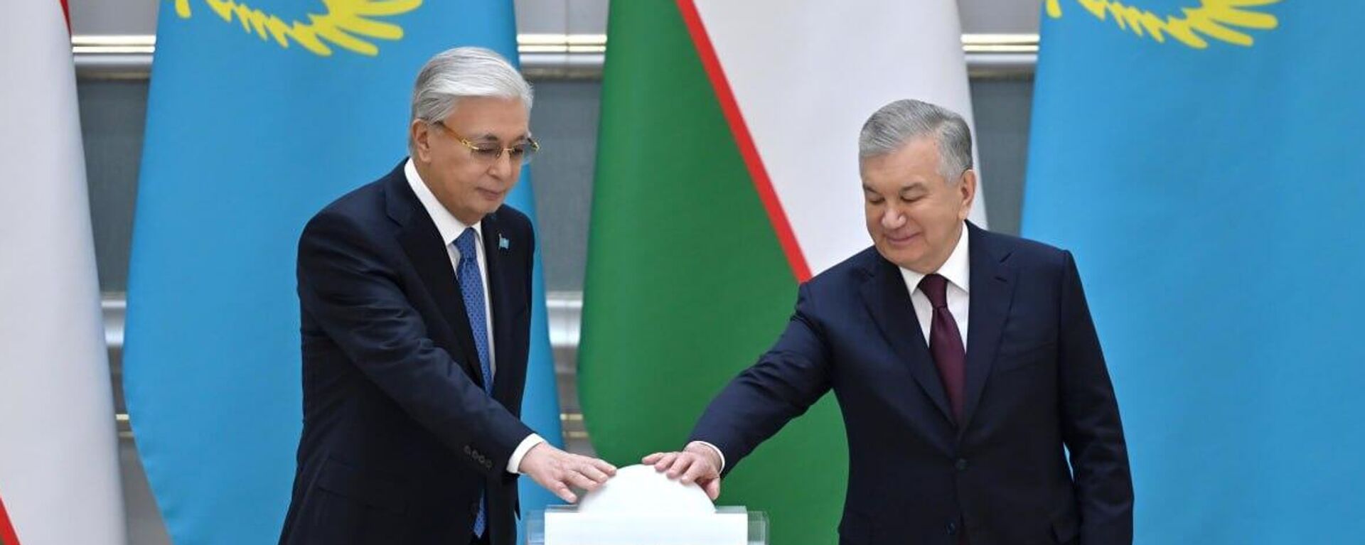 Касым-Жомарт Токаев и Шавкат Мирзиёев приняли участие в церемонии запуска совместных проектов 
 - Sputnik Казахстан, 1920, 15.11.2025