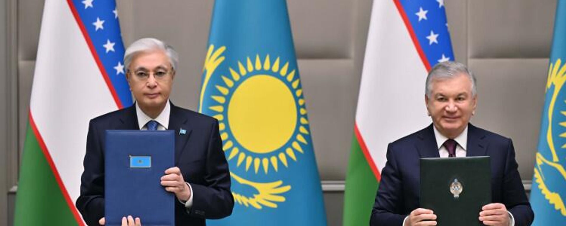 Тоқаев пен Мирзиёев 17 құжатқа қол қойды - Sputnik Қазақстан, 1920, 15.11.2025