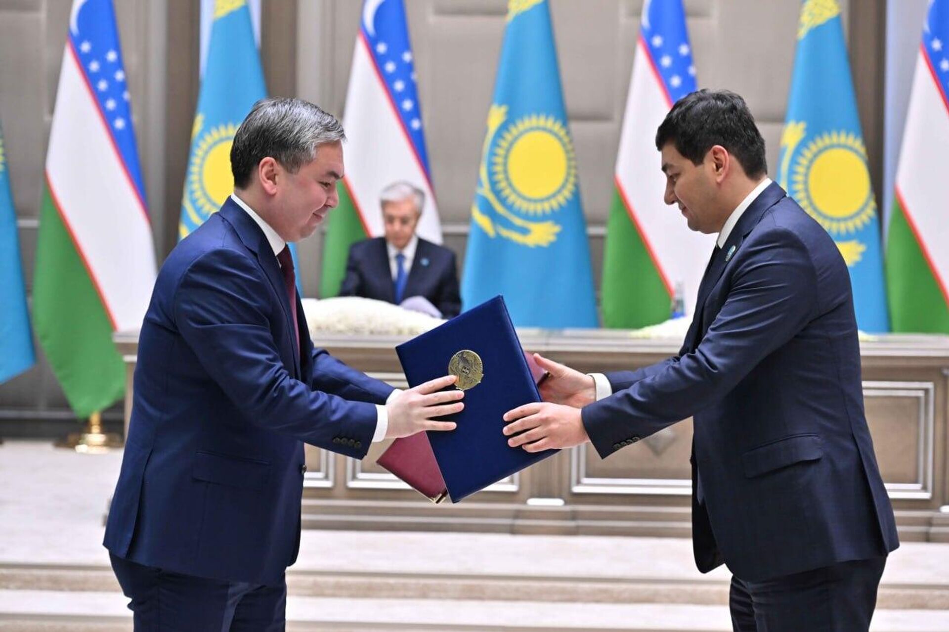 Казахстан и Узбекистан подписали ряд документов - Sputnik Қазақстан, 1920, 15.11.2025