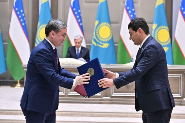 Казахстан и Узбекистан подписали ряд документов - Sputnik Казахстан