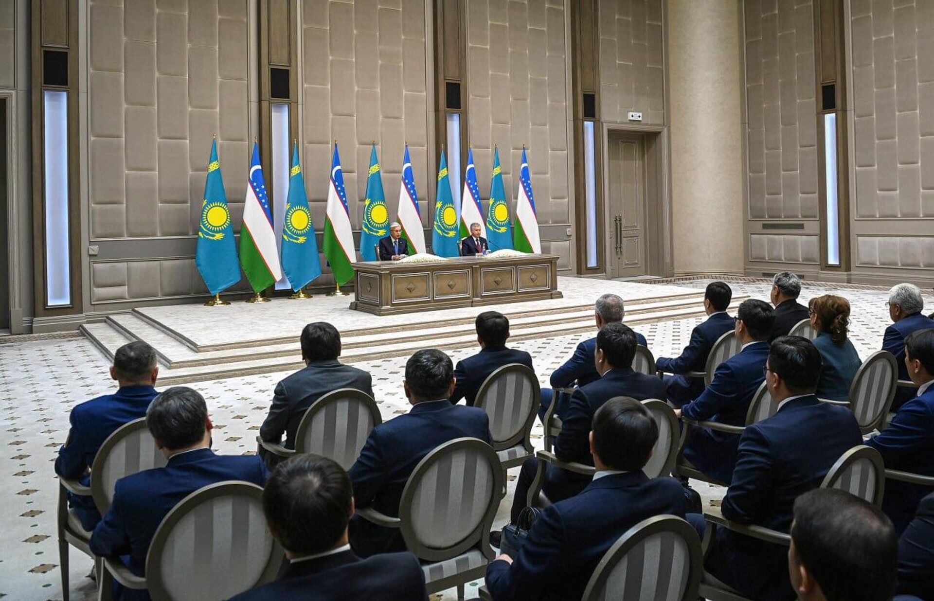Президенты Казахстана и Узбекистана провели совместный брифинг для представителей СМИ 
 - Sputnik Қазақстан, 1920, 15.11.2025