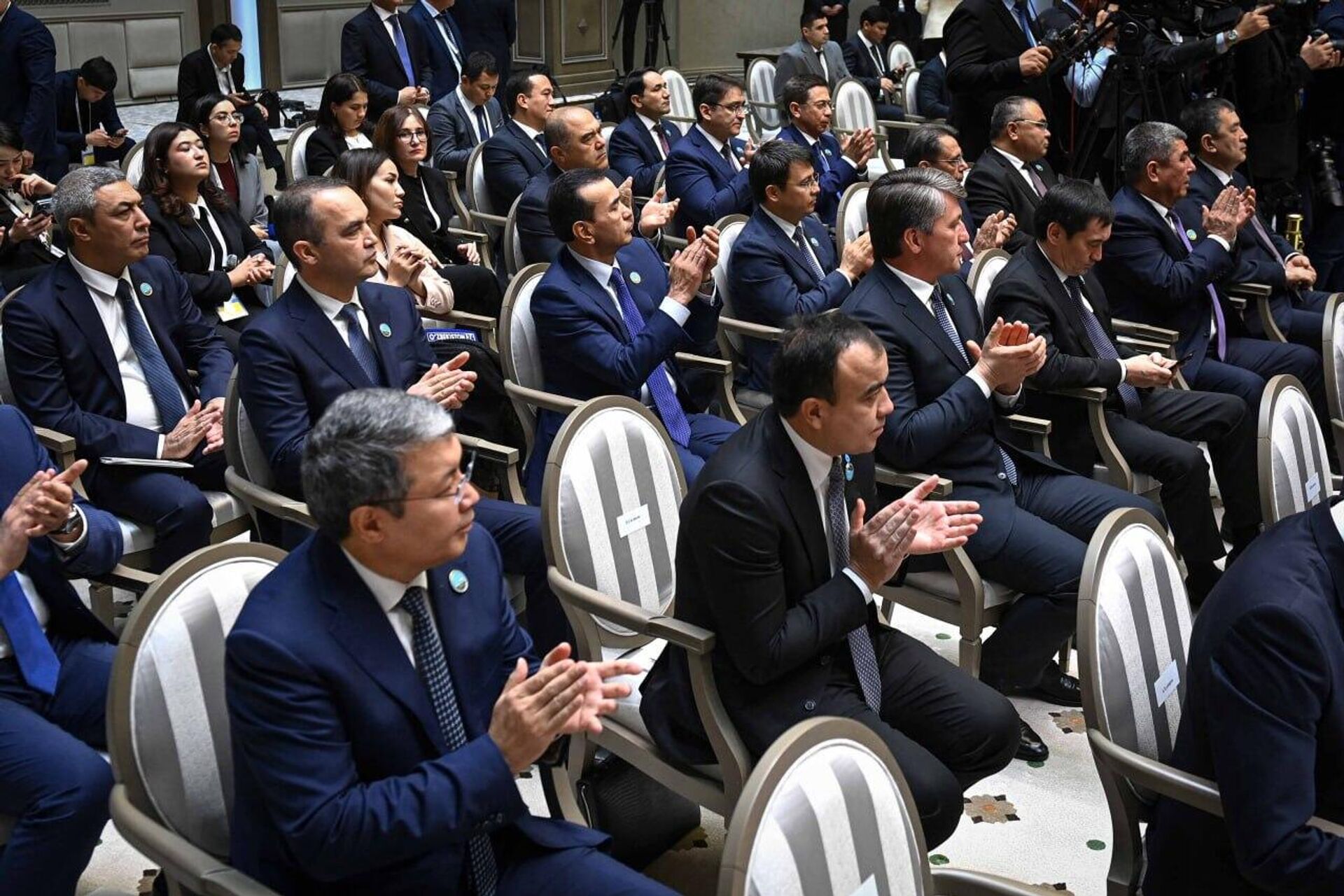 Президенты Казахстана и Узбекистана провели совместный брифинг для представителей СМИ 
 - Sputnik Қазақстан, 1920, 15.11.2025