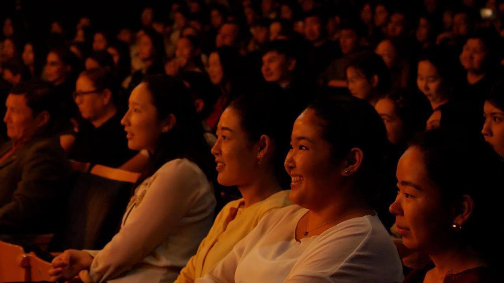 В Астане публике представили спектакль Жылы мұң
 - Sputnik Казахстан, 1920, 15.11.2025