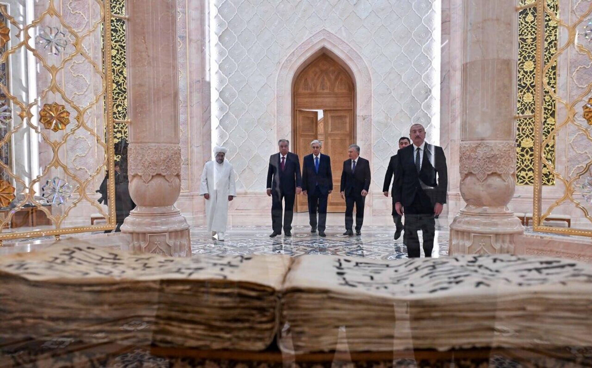 Главы государств Центральной Азии и Азербайджана посетили Центр исламской цивилизации в Узбекистане - Sputnik Казахстан, 1920, 15.11.2025