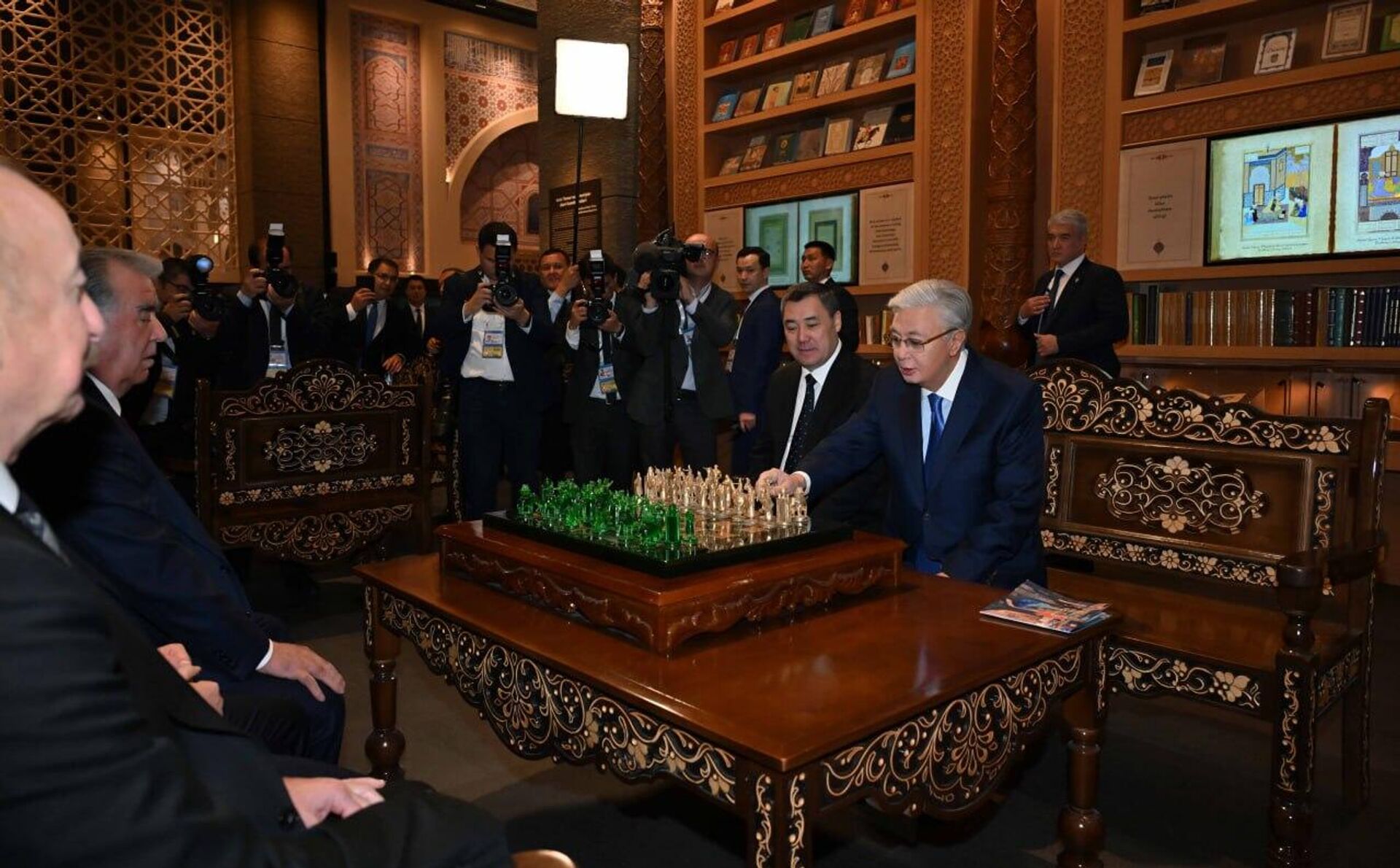 Главы государств Центральной Азии и Азербайджана посетили Центр исламской цивилизации в Узбекистане Главы государств Центральной Азии и Азербайджана посетили Центр исламской цивилизации в Узбекистане - Sputnik Казахстан, 1920, 26.12.2025