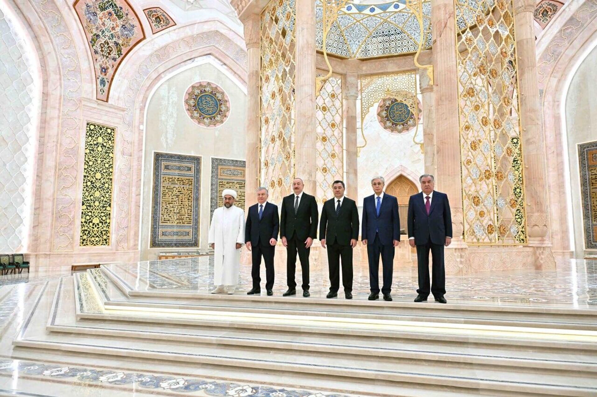 Главы государств Центральной Азии и Азербайджана посетили Центр исламской цивилизации в Узбекистане - Sputnik Қазақстан, 1920, 15.11.2025