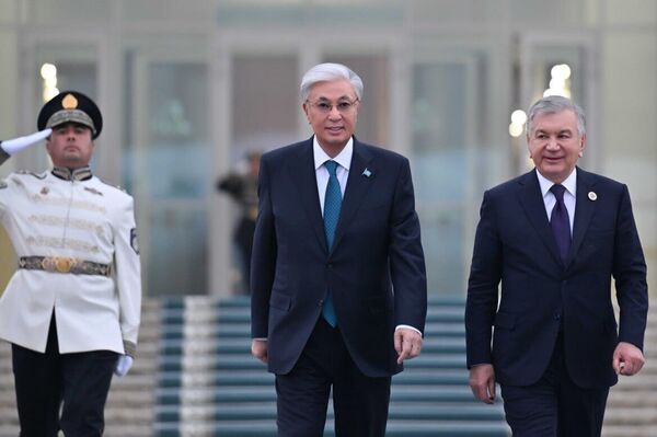 Президент Қасым-Жомарт Тоқаевтың Өзбекстанға мемлекеттік сапары аяқталды Президент Қасым-Жомарт Тоқаевтың Өзбекстанға мемлекеттік сапары аяқталды - Sputnik Қазақстан
