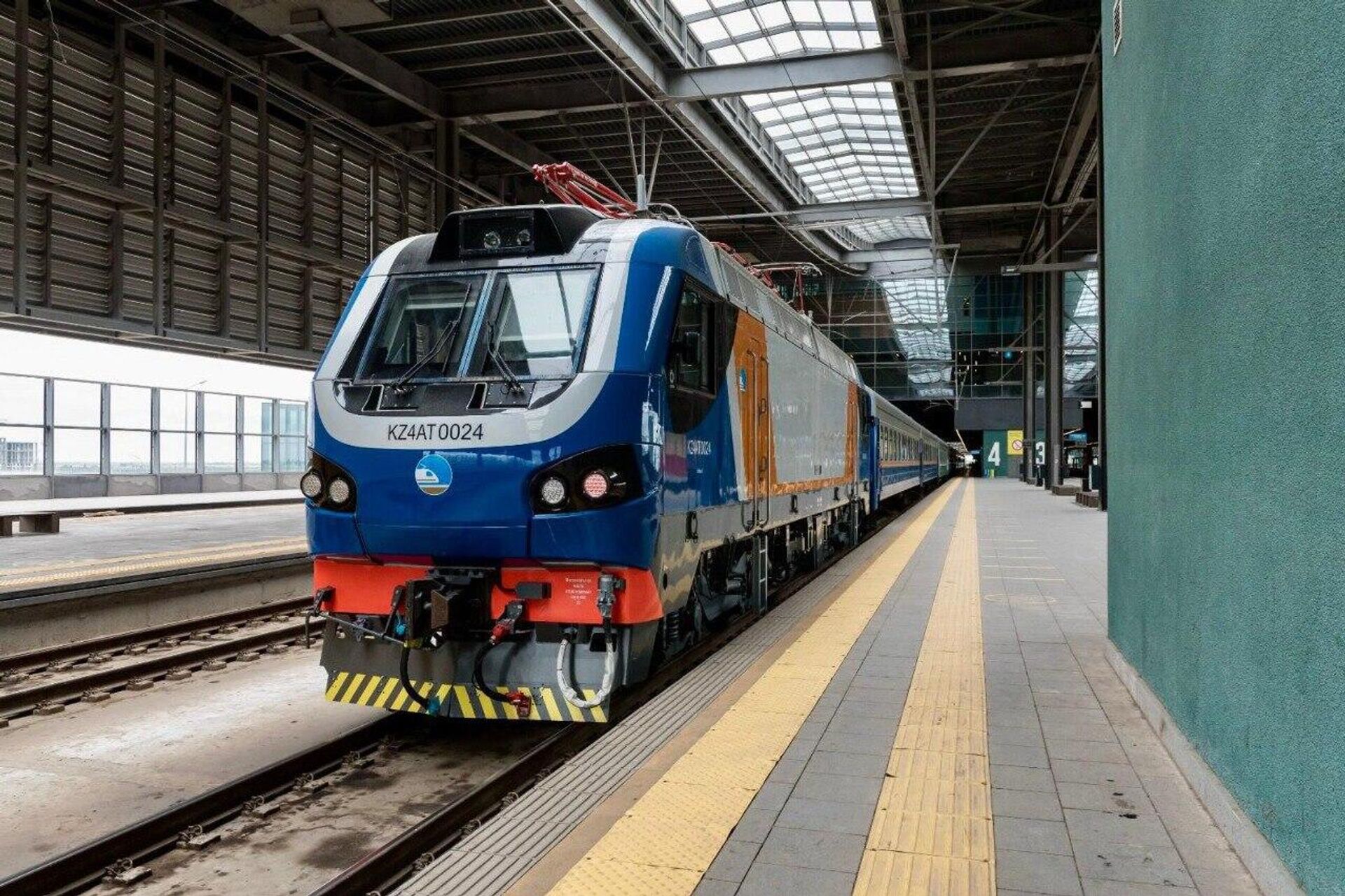 Пассажирский поезд по маршруту Атырау - Алматы  - Sputnik Казахстан, 1920, 17.11.2025