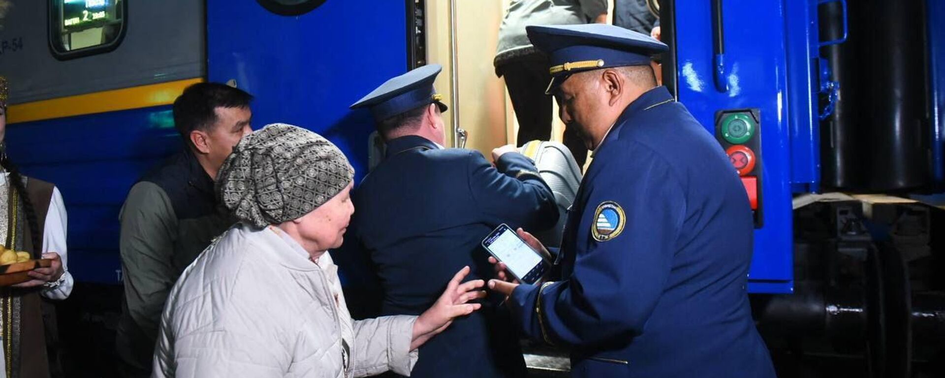 Пассажирский поезд Атырау - Алматы  - Sputnik Казахстан, 1920, 17.11.2025