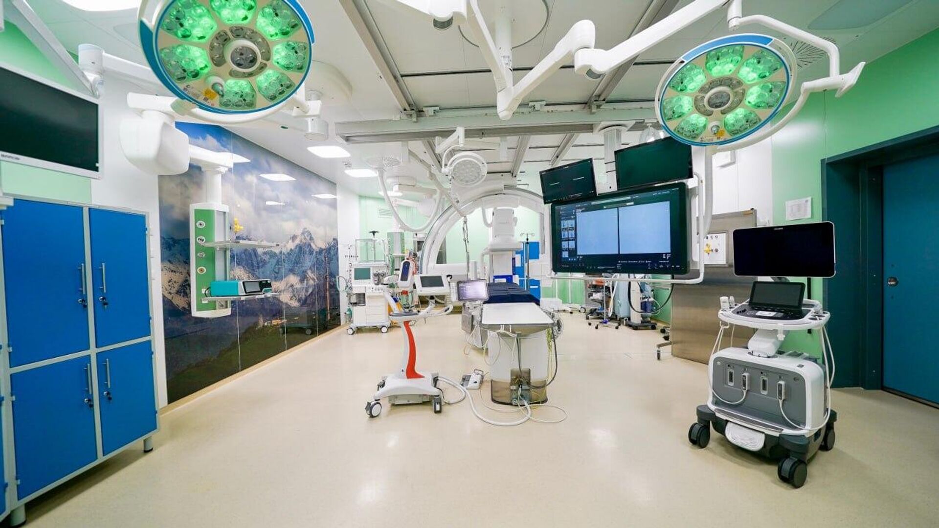 Премьер Казахстана Олжас Бектенов ознакомился с деятельностью Национального научного онкологического центра в Астане Премьер Казахстана Олжас Бектенов ознакомился с деятельностью Национального научного онкологического центра в Астане - Sputnik Казахстан, 1920, 17.11.2025