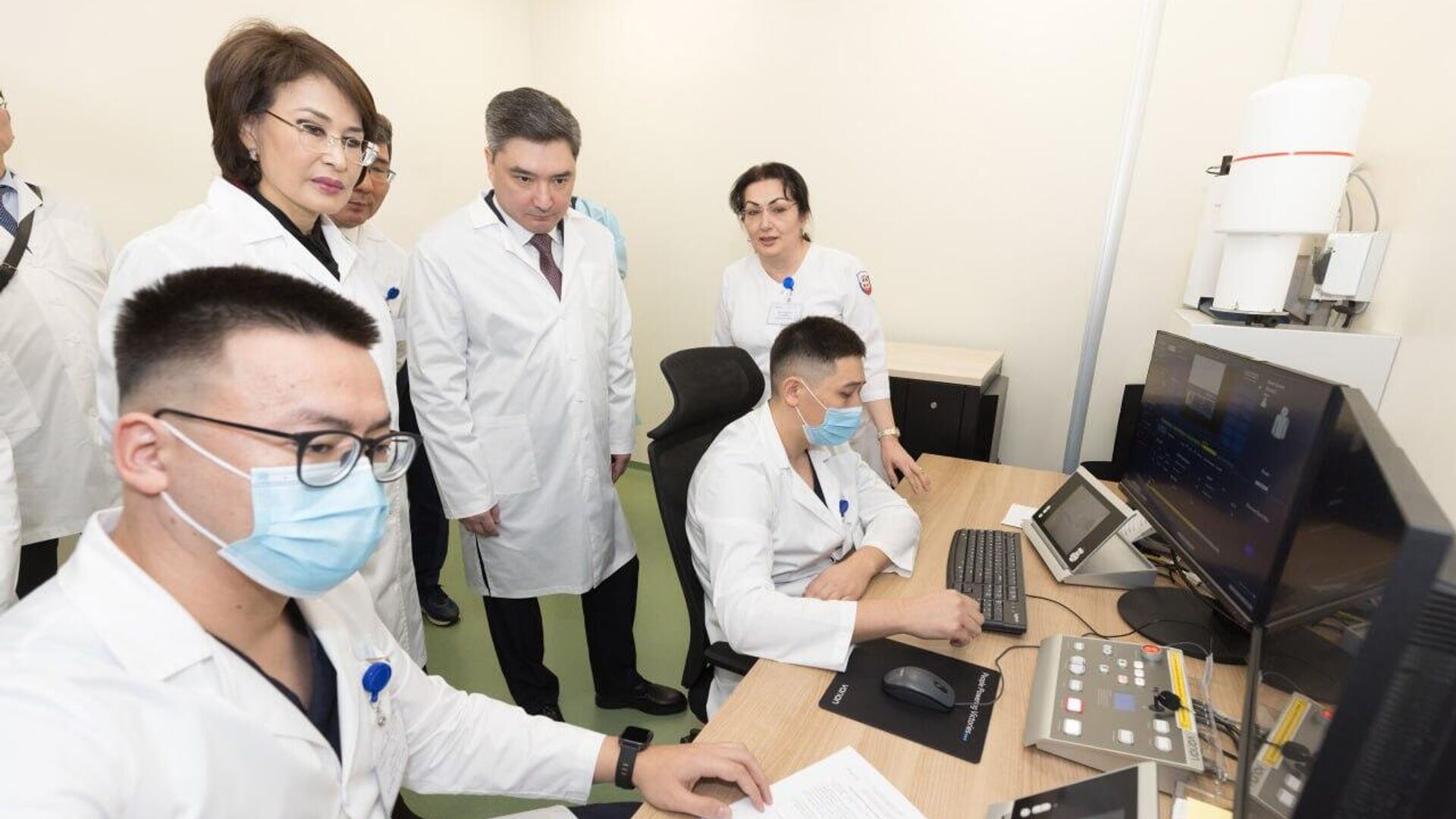 Биомедицинский исследовательский центр Nazarbayev University посетил премьер Казахстана Олжас Бектенов Биомедицинский исследовательский центр Nazarbayev University посетил премьер Казахстана Олжас Бектенов - Sputnik Казахстан, 1920, 17.11.2025