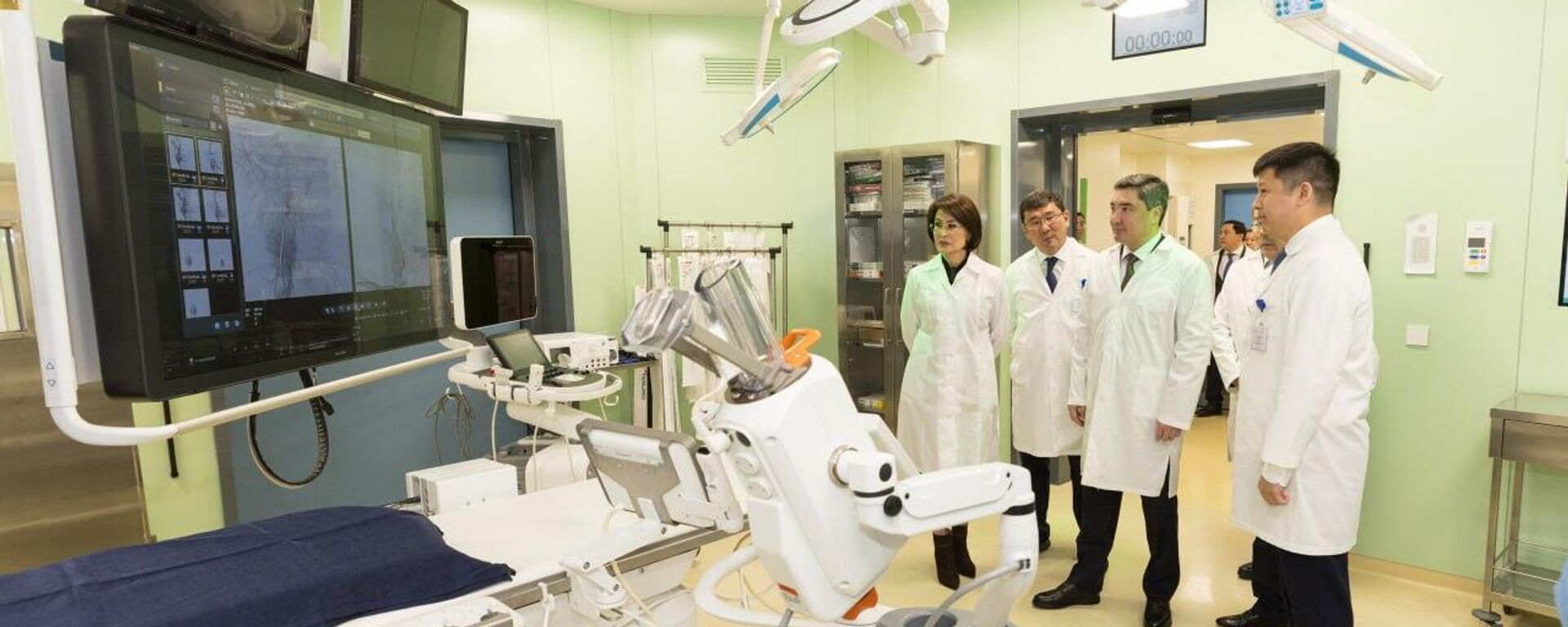 Биомедицинский исследовательский центр Nazarbayev University в Астане посетил премьер Казахстана Олжас Бектенов - Sputnik Казахстан, 1920, 17.11.2025