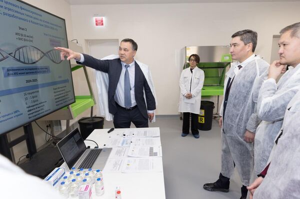 Олжас Бектенов Астанадағы ұлттық ғылыми онкология орталығының жаңа корпусымен танысты Олжас Бектенов Астанадағы ұлттық ғылыми онкология орталығының жаңа корпусымен танысты - Sputnik Қазақстан