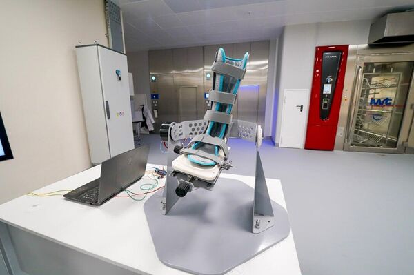 Олжас Бектенов Астанадағы ұлттық ғылыми онкология орталығының жаңа корпусымен танысты Олжас Бектенов Астанадағы ұлттық ғылыми онкология орталығының жаңа корпусымен танысты - Sputnik Қазақстан