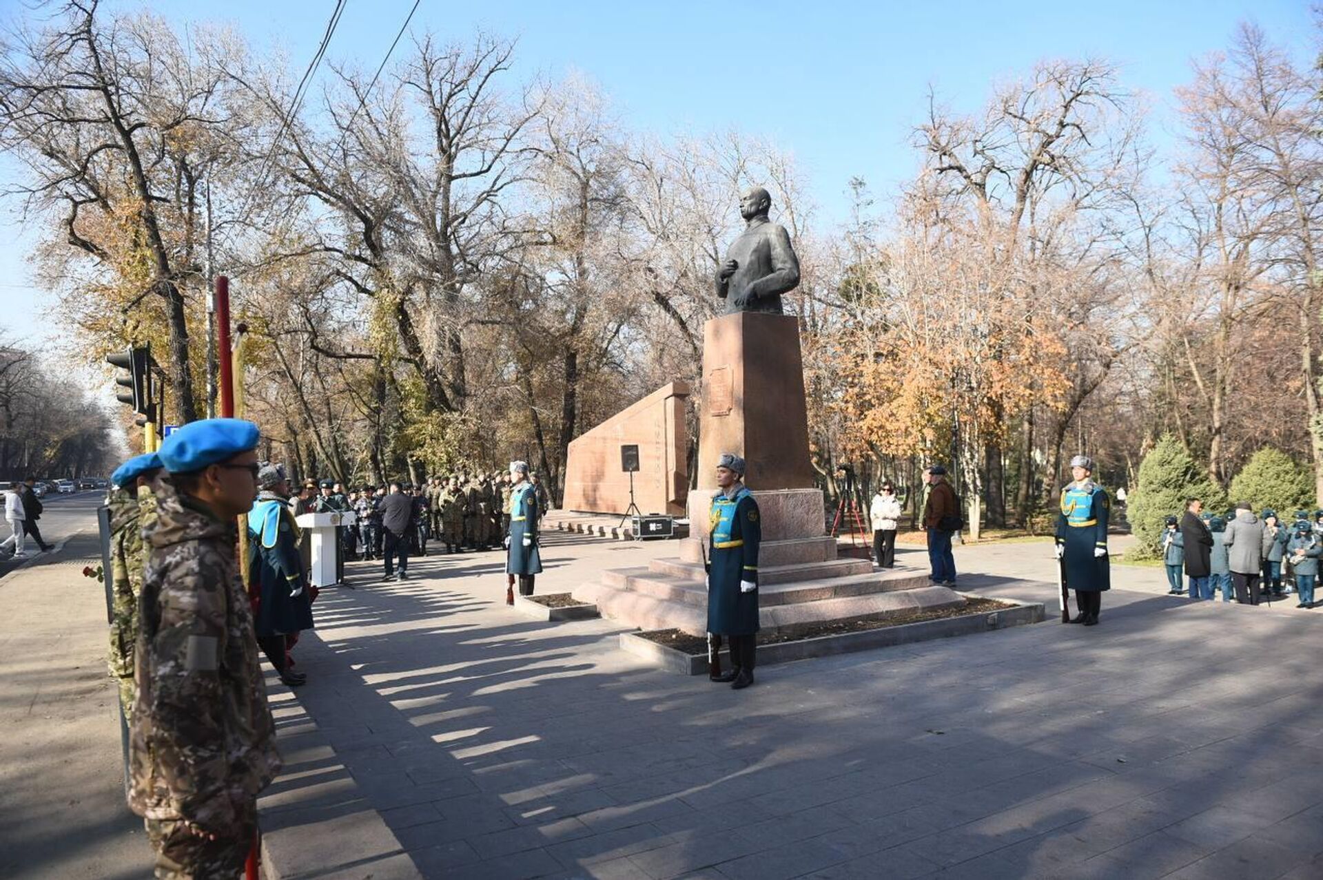 В Алматы почтили память героев-панфиловцев - Sputnik Казахстан, 1920, 18.11.2025