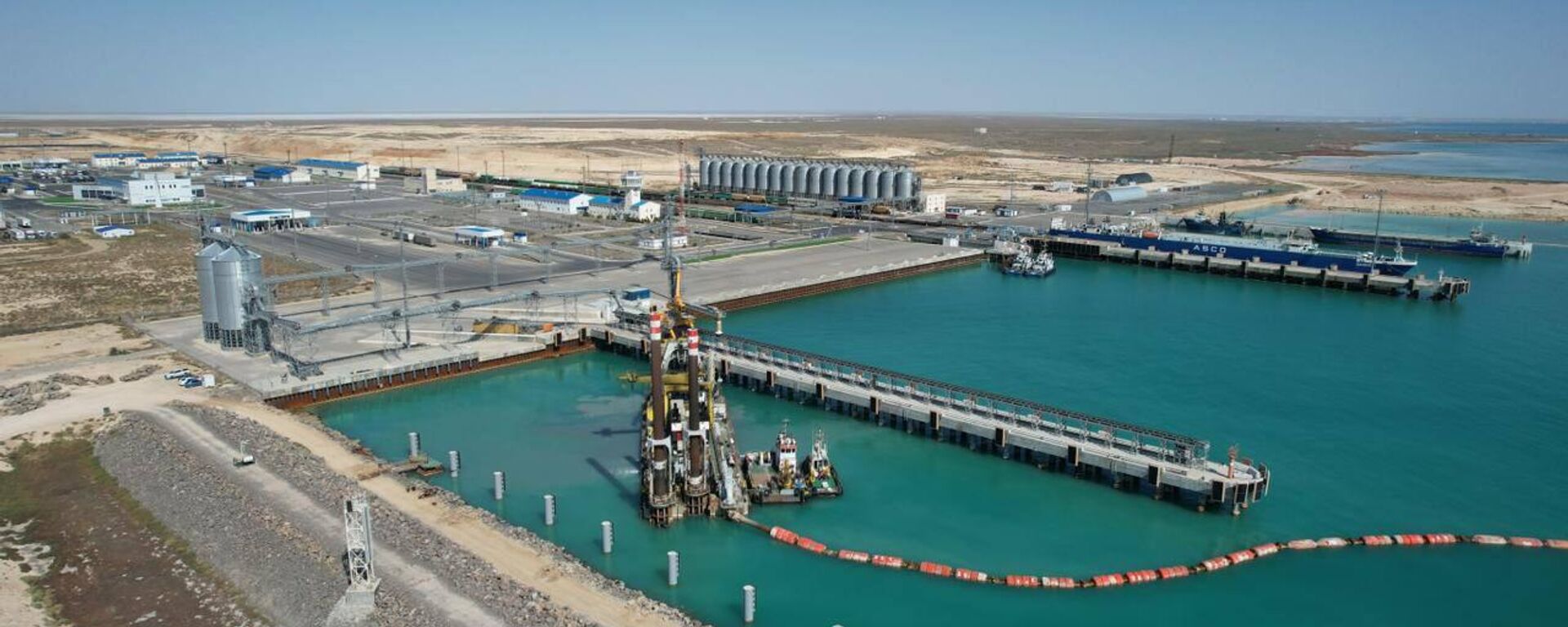 В Мангистауской области по поручению Президента продолжается развитие СЭЗ Морпорт Актау - Sputnik Казахстан, 1920, 02.12.2025