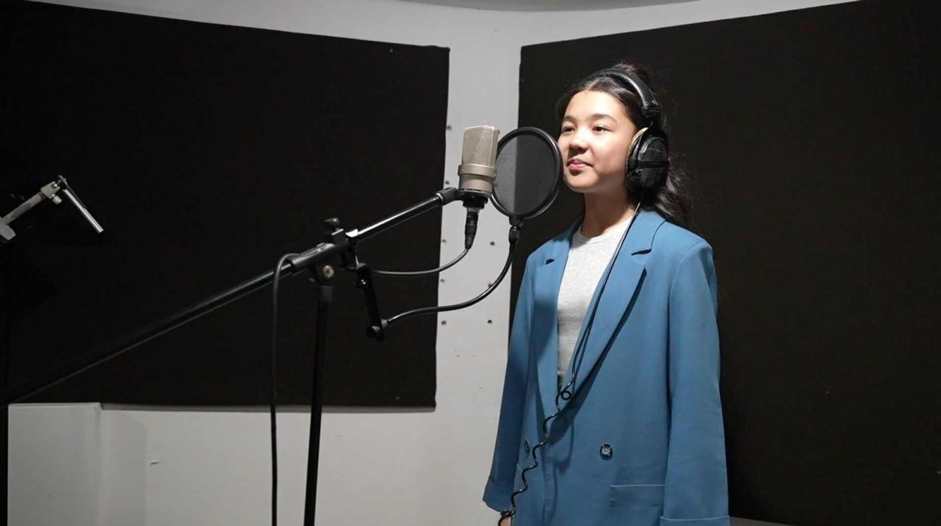 Солистка творческой студии Жас сарбаз Жасмина Тузелова - Sputnik Казахстан, 1920, 19.11.2025