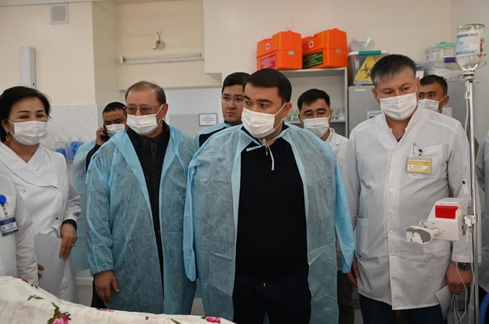 Аким Туркестанской области Нуралхан Кушеров в оперативном порядке посетил Жетысайский район и выразил соболезнования близким людей, погибших в результате пожара Аким Туркестанской области Нуралхан Кушеров в оперативном порядке посетил Жетысайский район и выразил соболезнования близким людей, погибших в результате пожара - Sputnik Казахстан, 1920, 19.11.2025