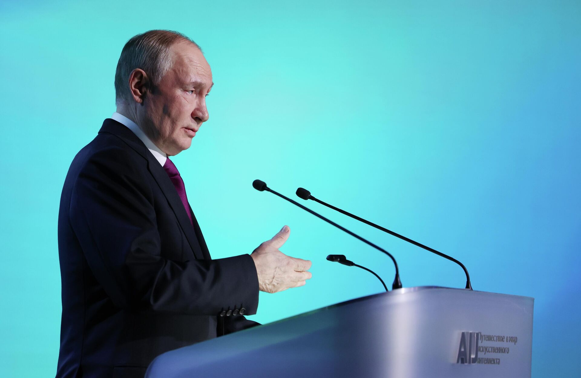 Президент РФ Владимир Путин выступает на пленарной дискуссии Будущее с ИИ международной конференции по искусственному интеллекту AI Journey в Москве Президент РФ Владимир Путин выступает на пленарной дискуссии Будущее с ИИ международной конференции по искусственному интеллекту AI Journey в Москве - Sputnik Казахстан, 1920, 20.11.2025