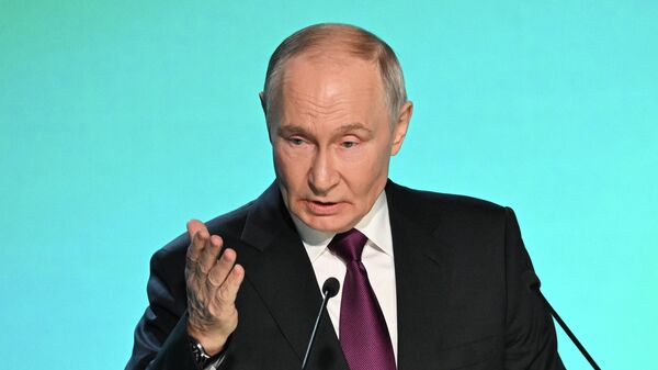 Президент РФ Владимир Путин выступает на пленарной дискуссии Будущее с ИИ международной конференции по искусственному интеллекту AI Journey в Москве - Sputnik Қазақстан