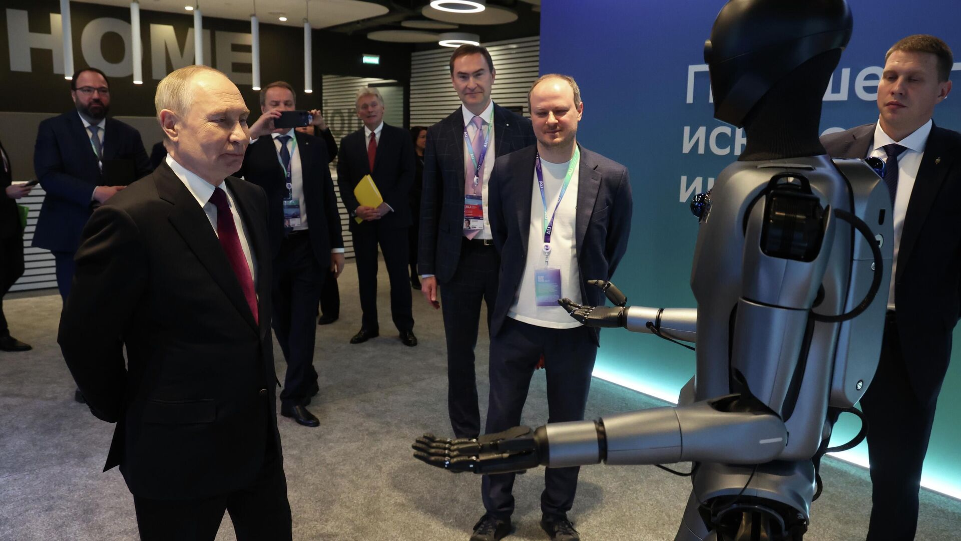 Президенту РФ Владимиру Путину показали антропоморфного робота Грин на выставке международной конференции по искусственному интеллекту AI Journey в Москве Президенту РФ Владимиру Путину показали антропоморфного робота Грин на выставке международной конференции по искусственному интеллекту AI Journey в Москве - Sputnik Казахстан, 1920, 20.11.2025