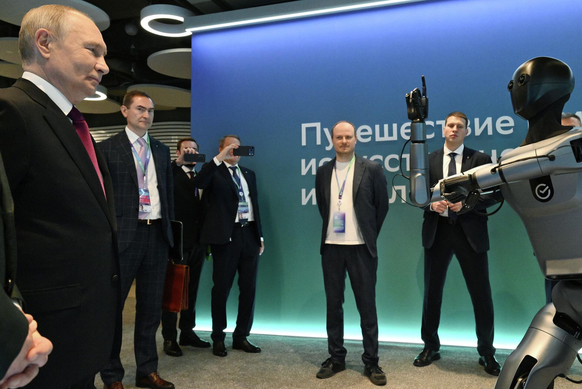 Президенту РФ Владимиру Путину показали антропоморфного робота Грин на выставке международной конференции по искусственному интеллекту AI Journey в Москве Президенту РФ Владимиру Путину показали антропоморфного робота Грин на выставке международной конференции по искусственному интеллекту AI Journey в Москве - Sputnik Казахстан, 1920, 20.11.2025