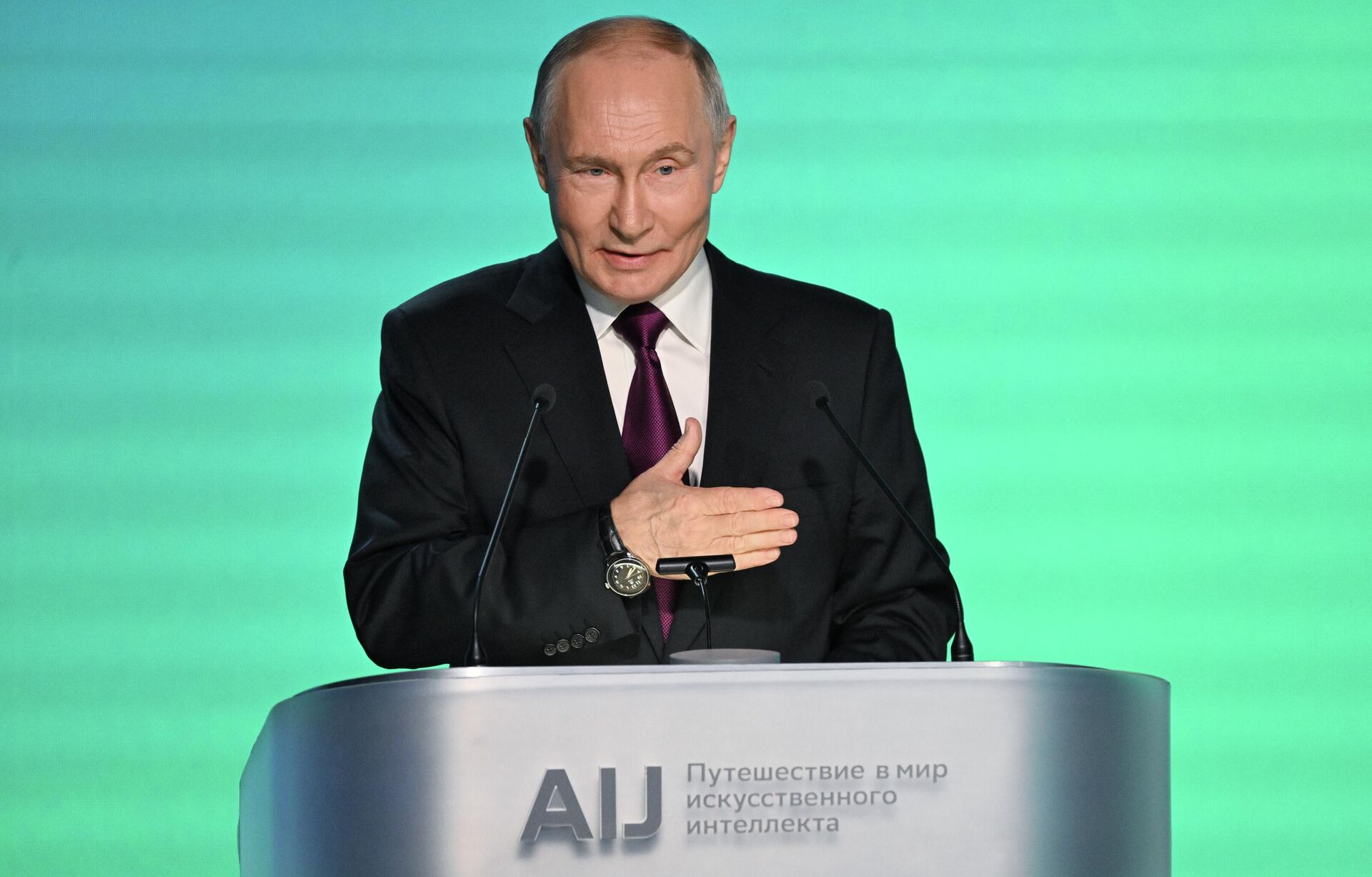 Президент РФ Владимир Путин выступает на пленарной дискуссии Будущее с ИИ международной конференции по искусственному интеллекту AI Journey в Москве Президент РФ Владимир Путин выступает на пленарной дискуссии Будущее с ИИ международной конференции по искусственному интеллекту AI Journey в Москве - Sputnik Казахстан, 1920, 20.11.2025
