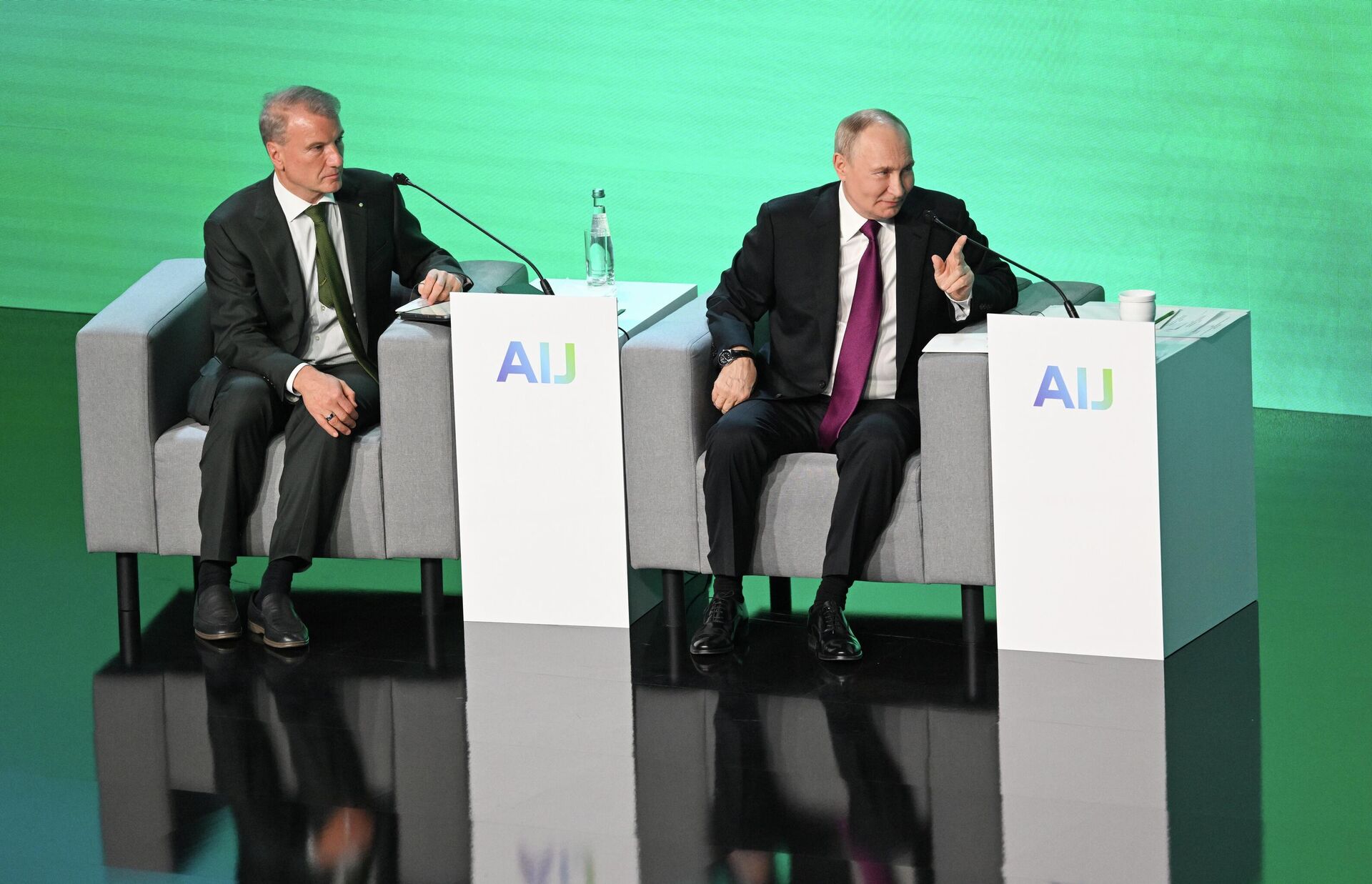 Президент РФ Владимир Путин на пленарной дискуссии Будущее с ИИ международной конференции по искусственному интеллекту AI Journey в Москве Президент РФ Владимир Путин на пленарной дискуссии Будущее с ИИ международной конференции по искусственному интеллекту AI Journey в Москве - Sputnik Казахстан, 1920, 20.11.2025