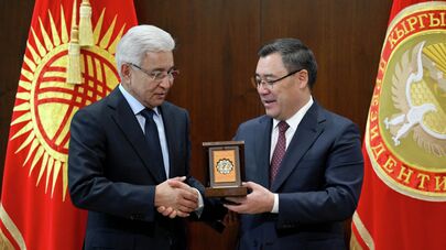 Садыр Жапаров наградил генсекретаря ОДКБ Имангали Тасмагамбетова орденом "Достук"