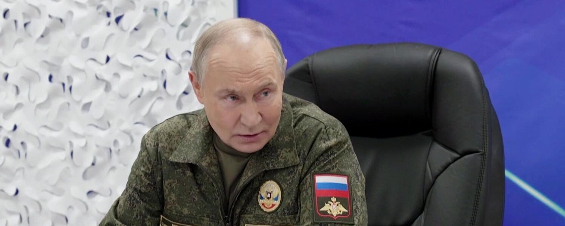 Президент Владимир Путин посетил командный пункт группировки Запад Президент Владимир Путин посетил командный пункт группировки Запад - Sputnik Казахстан, 1920, 10.12.2025